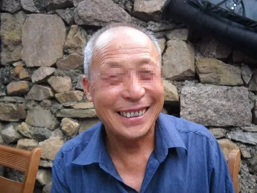 公公去廁所,總拿一串鈴鐺,兒媳好奇跟去,瞥見他褲腰,直接報警