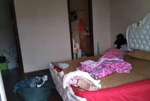 結婚當晚,女子洗漱卸妝,丈夫幫放洗澡水,丈夫轉過頭卻無法淡定