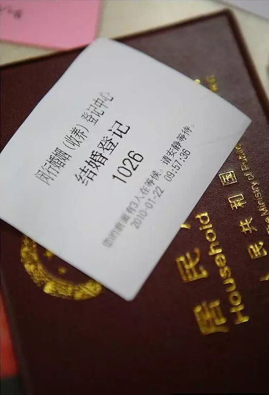 未婚先孕,婆家彩禮由二十萬變成一萬,領證當天女孩扭頭離開