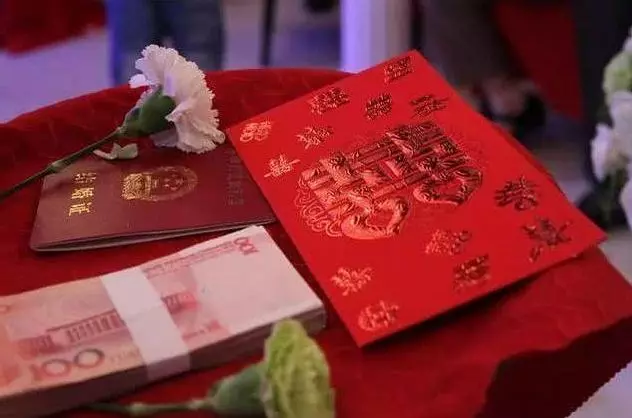 未婚先孕,婆家彩禮由二十萬變成一萬,領證當天女孩扭頭離開