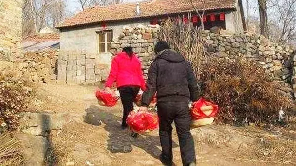 女友初次上門,晚上說屋頂有人,男友不信,爬上去用燈一照,蒙了