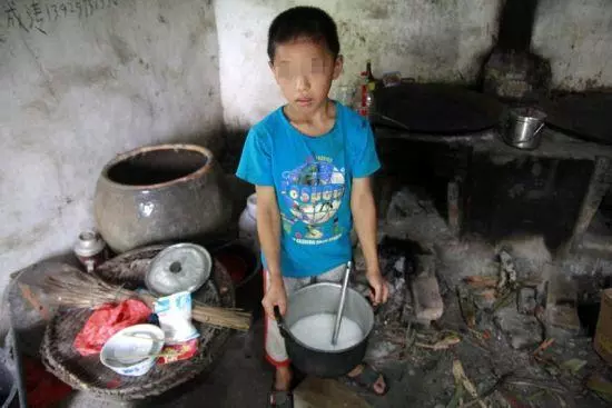 故事:老人60大壽,子女耍賴養子結帳,服務員一席話,養子蒙了