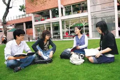 故事:老人60大壽,子女耍賴養子結帳,服務員一席話,養子蒙了