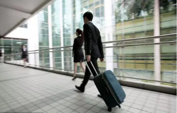 俺出差,小姨子突然結婚,到家給她上禮,瞥見新郎俺轉身離了婚