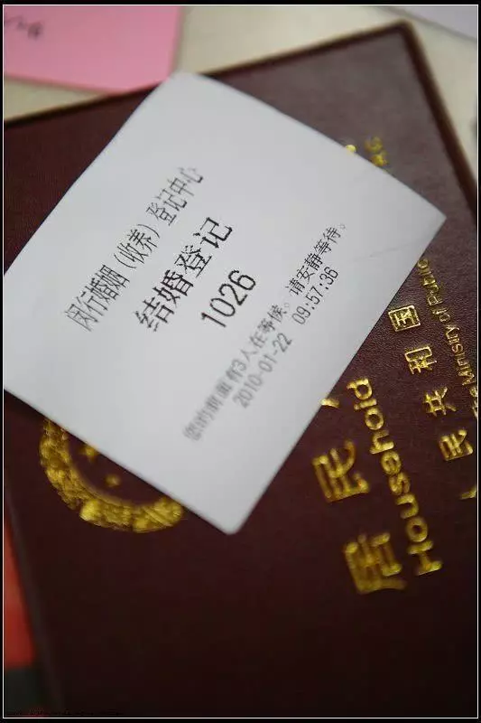 未婚先孕,婆家彩禮由二十萬變成一萬,領證當天女孩扭頭離開