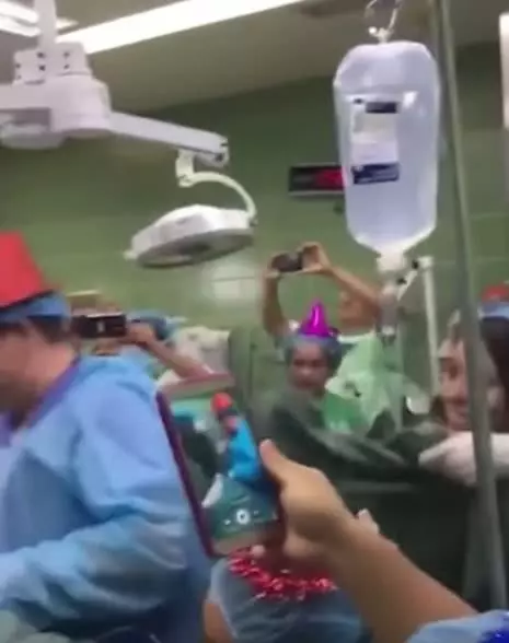 瘋狂!孕婦跨年夜痛苦分娩,醫護不顧風險狂歡倒數接生新年寶寶!
