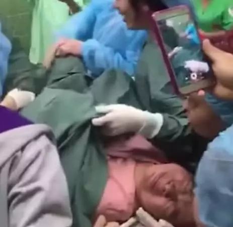 瘋狂!孕婦跨年夜痛苦分娩,醫護不顧風險狂歡倒數接生新年寶寶!