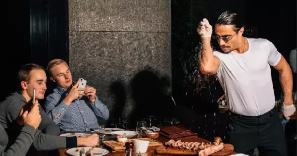還記得紅極一時的土耳其「灑鹽哥」嗎?如今卻傳出餐廳面臨倒閉,美食家批:吃牛排像吃鞋底!