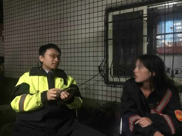 買消夜撿到「藍眼南非正妹」在車內冷到發抖…台男立即報警處理 網:來我家避難吧!