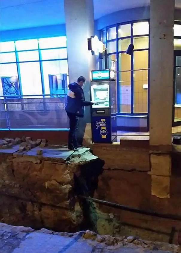 21張來自世界各地「最獨特的ATM風景」!台灣阿桑領錢「潮到出水穿搭」爆紅國際:也太ㄎㄧㄤ