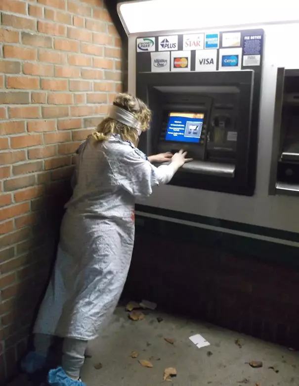 21張來自世界各地「最獨特的ATM風景」!台灣阿桑領錢「潮到出水穿搭」爆紅國際:也太ㄎㄧㄤ