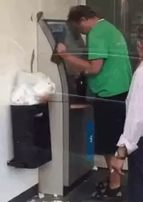 21張來自世界各地「最獨特的ATM風景」!台灣阿桑領錢「潮到出水穿搭」爆紅國際:也太ㄎㄧㄤ