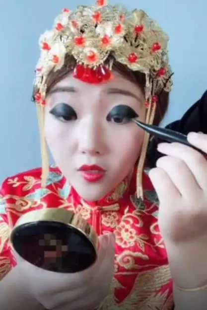 奇聞:結婚當天新娘的眼妝火了,睜開眼的那一刻,網友:就服你