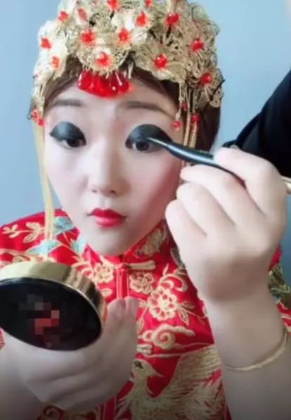 奇聞:結婚當天新娘的眼妝火了,睜開眼的那一刻,網友:就服你
