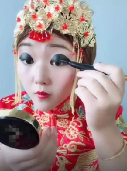 奇聞:結婚當天新娘的眼妝火了,睜開眼的那一刻,網友:就服你
