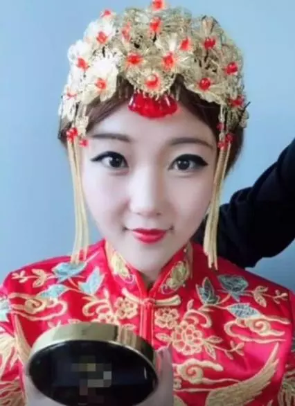 奇聞:結婚當天新娘的眼妝火了,睜開眼的那一刻,網友:就服你