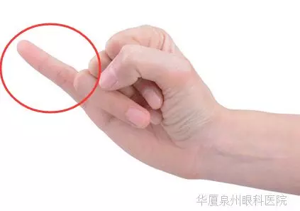目油流不停,看東西好模糊!「按按手指按按臉」不用花錢也能改善老花眼!