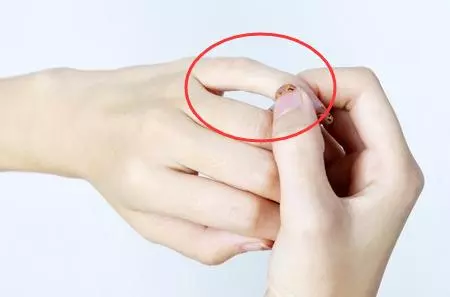 目油流不停,看東西好模糊!「按按手指按按臉」不用花錢也能改善老花眼!