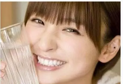 女人臉上的七顆幸運痣