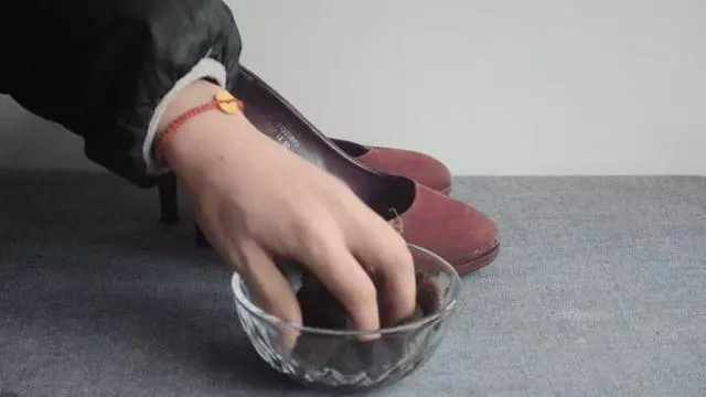 新鞋子擠腳很難受?鞋店老闆教你2招,鞋子再也不擠腳、不磨腳!