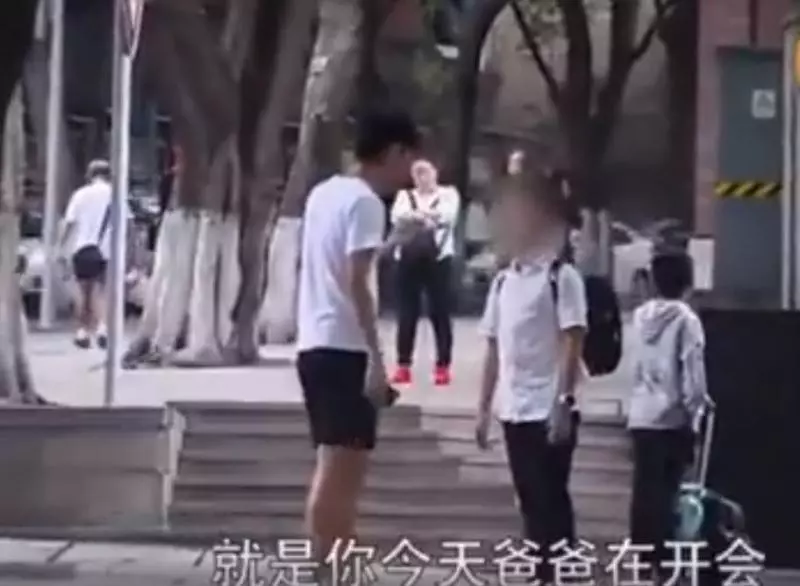 陌生男子「假冒父母」來接小孩放學,沒想到孩子被帶走後「家長竟然...」網友全嚇壞!