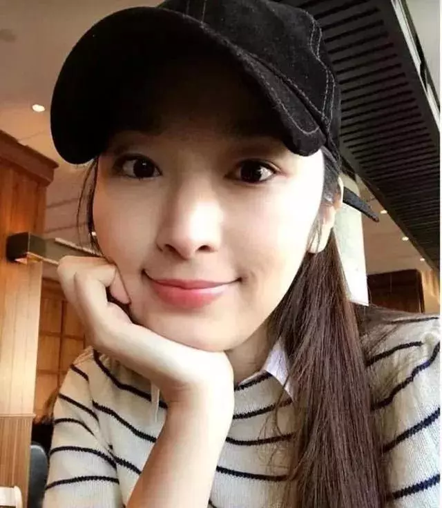 同是生3胎,吳佩慈和梁洛施都沒嫁入豪門,她熬了10年終於領證!