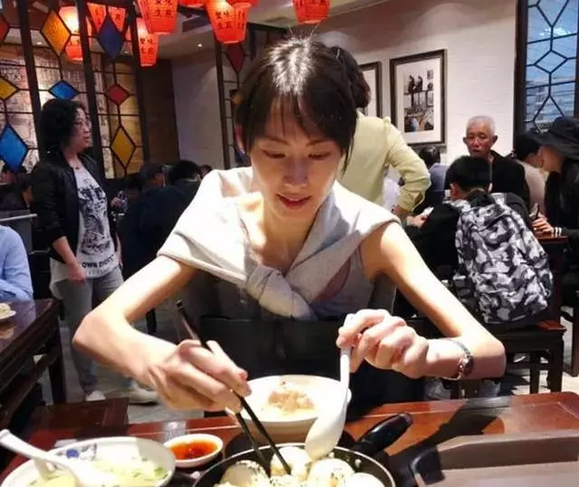 同是生3胎,吳佩慈和梁洛施都沒嫁入豪門,她熬了10年終於領證!