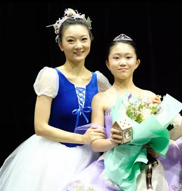 同是生3胎,吳佩慈和梁洛施都沒嫁入豪門,她熬了10年終於領證!