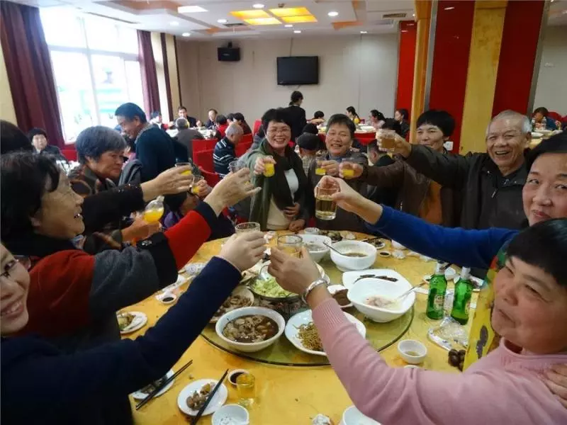 兒媳懷孕六個月,婆婆說生男孩給5萬,孩子生下兒媳成百萬富翁!