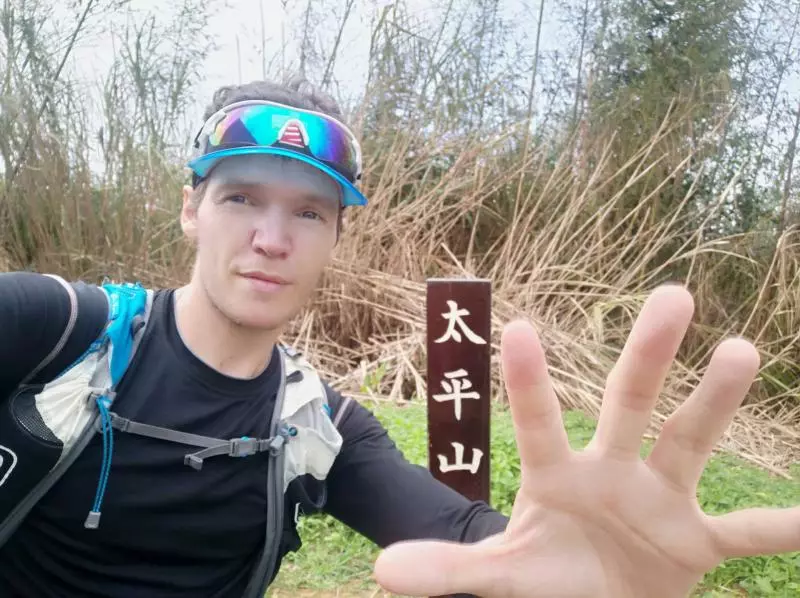 上輩子是原住民!法國男「國台語攏欸通」感動網友 瘋狂「愛上三太子」決定攜手跑遍台灣