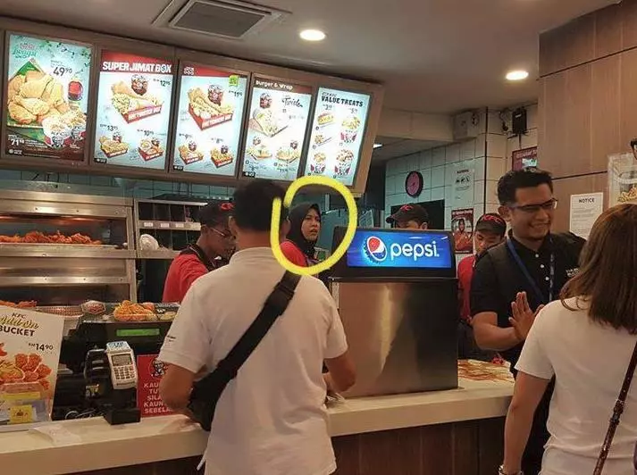 大馬KFC的馬來妹夠火爆!顧客問pepsi為什麼沒冰,直接被她拿汽水潑過去!