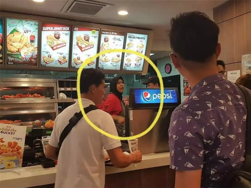 大馬KFC的馬來妹夠火爆!顧客問pepsi為什麼沒冰,直接被她拿汽水潑過去!