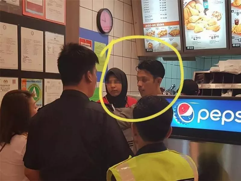 大馬KFC的馬來妹夠火爆!顧客問pepsi為什麼沒冰,直接被她拿汽水潑過去!