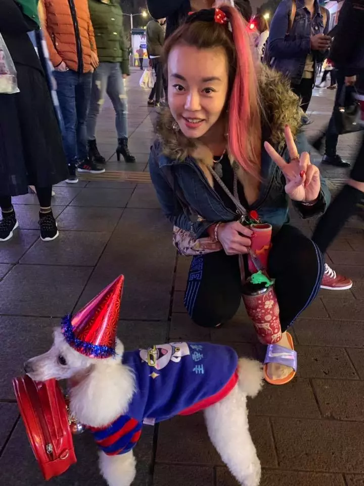 不滿被罵人X!法拉利姐首度「公開親生兒子」證明女人身 拿身心手冊回擊:放我一條生路...
