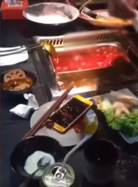 把女友當空氣!情侶吃鍋「男友狂滑手機」全程低頭 下秒她「噗通一聲霸氣加菜」:終於抬頭了吧