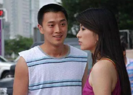 單親媽媽參加同學聚會,給女兒打包剩飯被嘲笑,出門後全班都愣了!