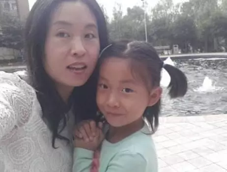 單親媽媽參加同學聚會,給女兒打包剩飯被嘲笑,出門後全班都愣了!