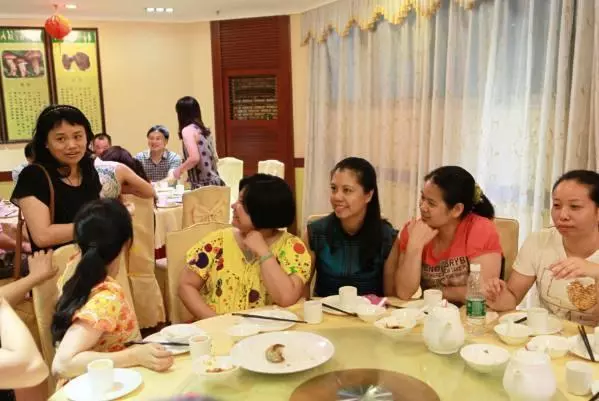 單親媽媽參加同學聚會,給女兒打包剩飯被嘲笑,出門後全班都愣了!