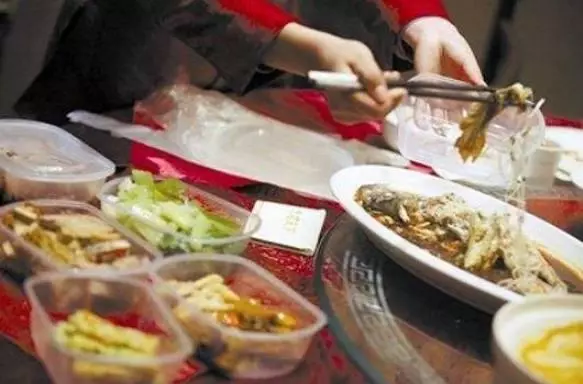 單親媽媽參加同學聚會,給女兒打包剩飯被嘲笑,出門後全班都愣了!