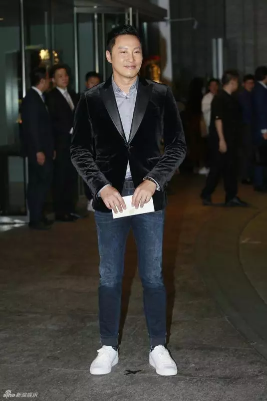 47歲的袁詠儀長發不輸小20歲的吳千語,網友:靚靚不是白叫的,真的美~