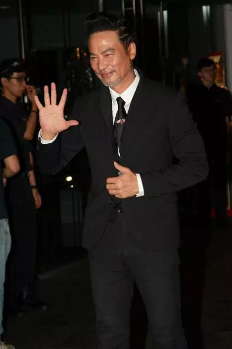 47歲的袁詠儀長發不輸小20歲的吳千語,網友:靚靚不是白叫的,真的美~