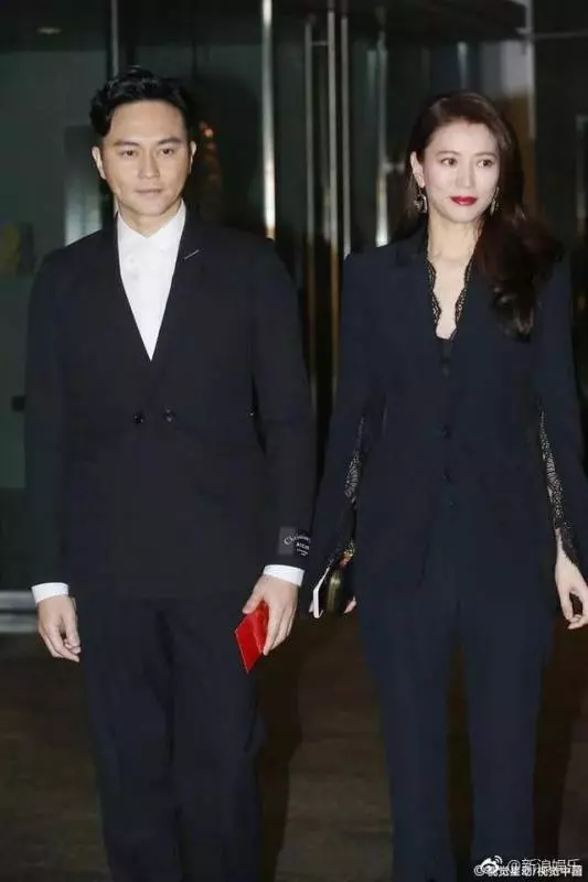 47歲的袁詠儀長發不輸小20歲的吳千語,網友:靚靚不是白叫的,真的美~