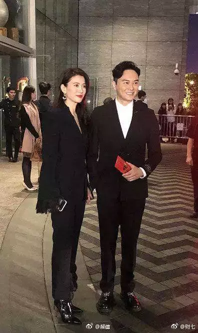 47歲的袁詠儀長發不輸小20歲的吳千語,網友:靚靚不是白叫的,真的美~