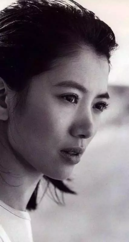 47歲的袁詠儀長發不輸小20歲的吳千語,網友:靚靚不是白叫的,真的美~
