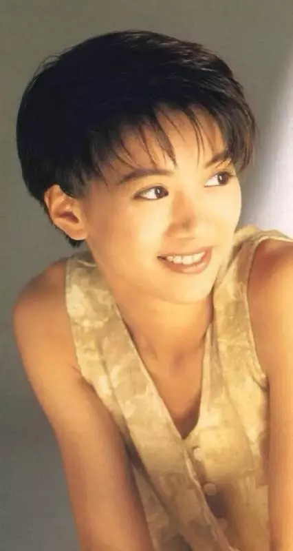 47歲的袁詠儀長發不輸小20歲的吳千語,網友:靚靚不是白叫的,真的美~