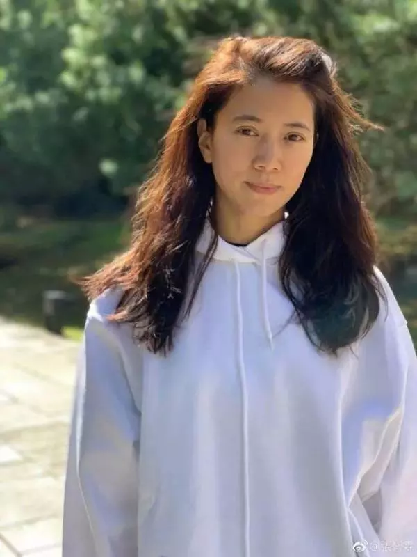 47歲的袁詠儀長發不輸小20歲的吳千語,網友:靚靚不是白叫的,真的美~