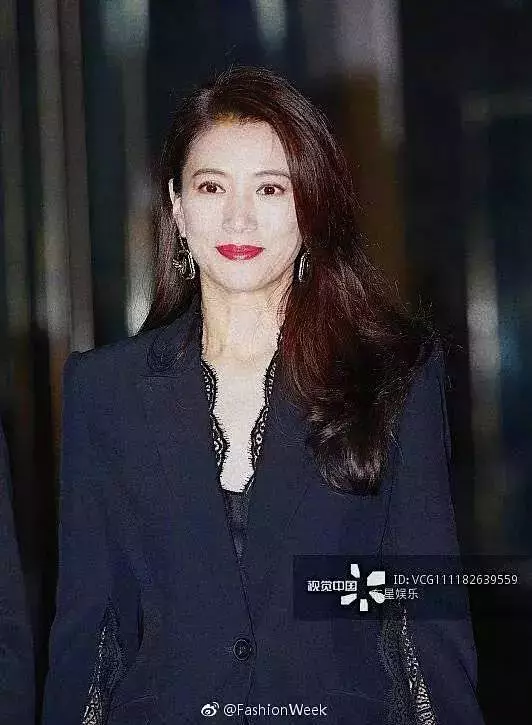 47歲的袁詠儀長發不輸小20歲的吳千語,網友:靚靚不是白叫的,真的美~
