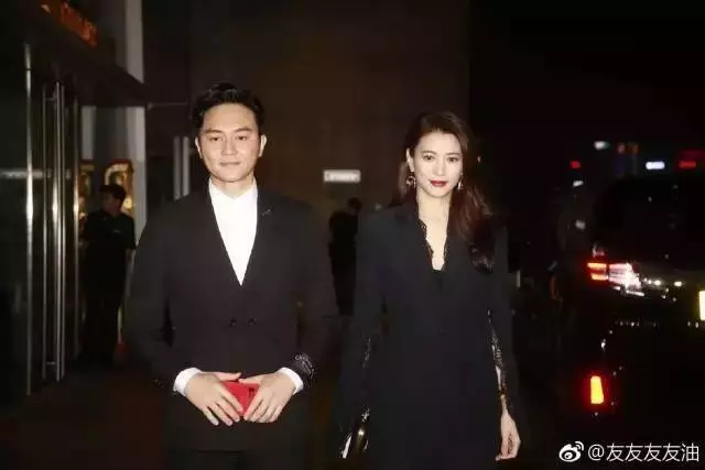 47歲的袁詠儀長發不輸小20歲的吳千語,網友:靚靚不是白叫的,真的美~