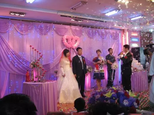 結婚時娘家買輛車,小叔子娶媳婦婆婆讓我把車送他,我對著她回道...