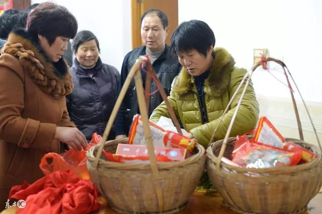 結婚後婆婆逼她回家要錢,母親的一番話,讓她再也不想回娘家!